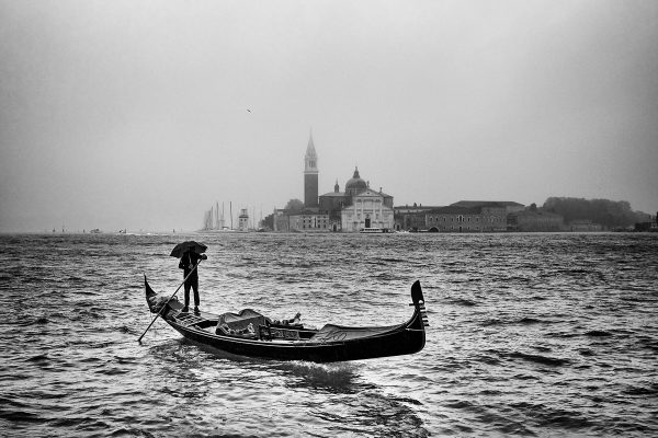 Gondelieri mit Schirm, Venedig