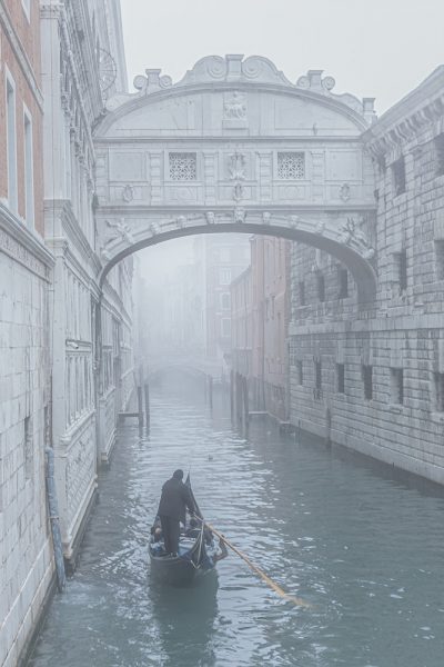 Seufzerbrücke im Novembernebel