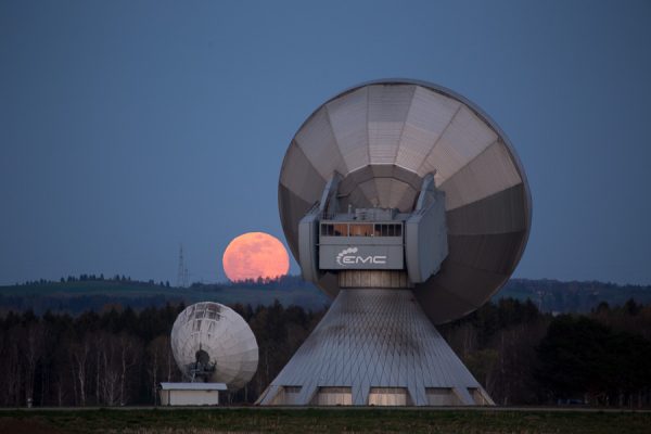 Augehender Vollmond mit Satellitenschüsseln