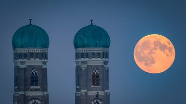 Vollmond mit Münchner Frauenkirch
