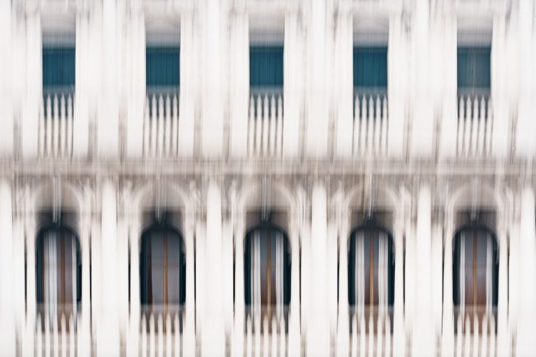 Verwischte Palastfassade in Venedig, mit bewegter Kamera fotografiert